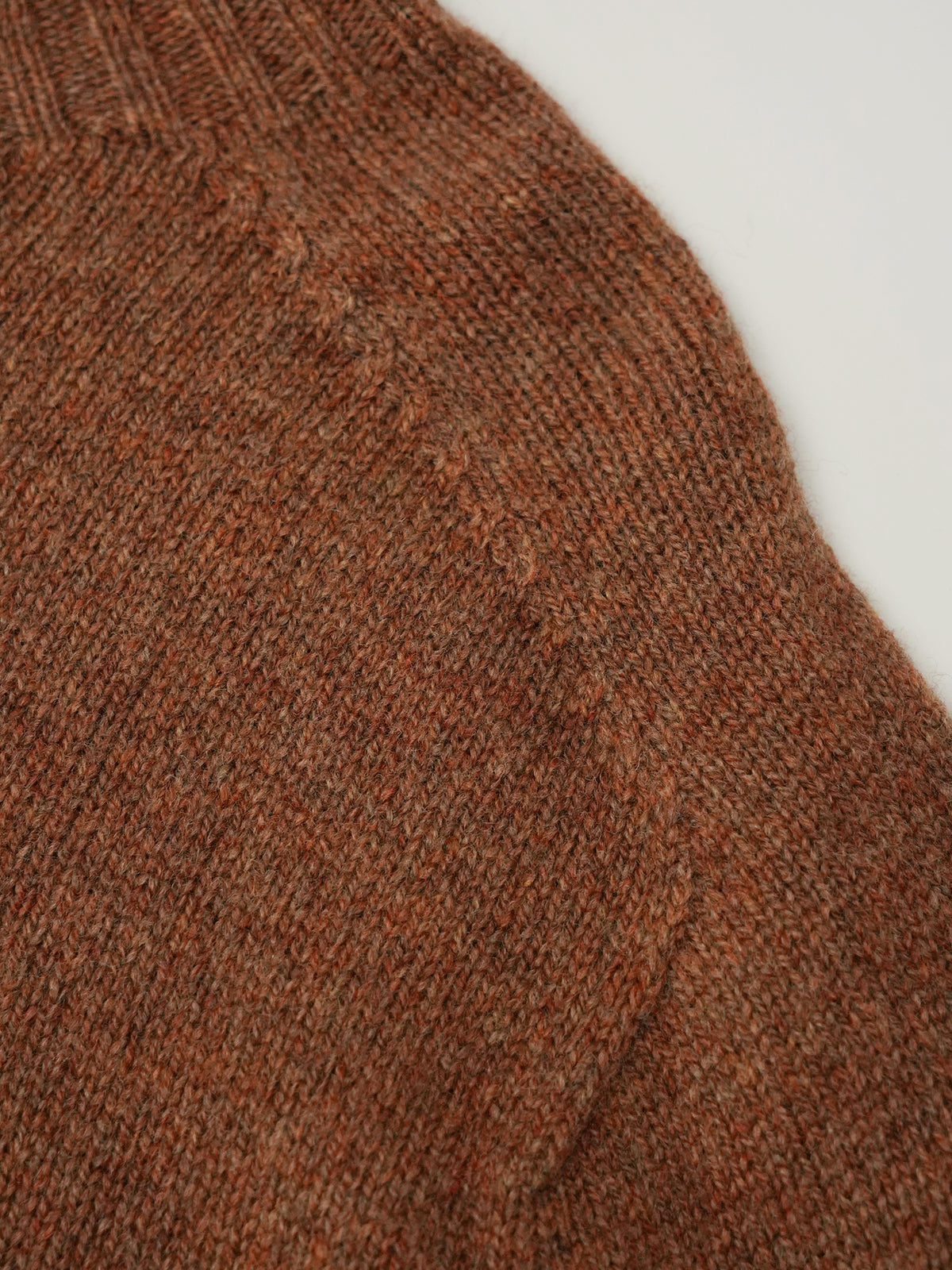 Haselnussbrauner Pullover mit Stehkragen von Glenugie – Ansicht 4