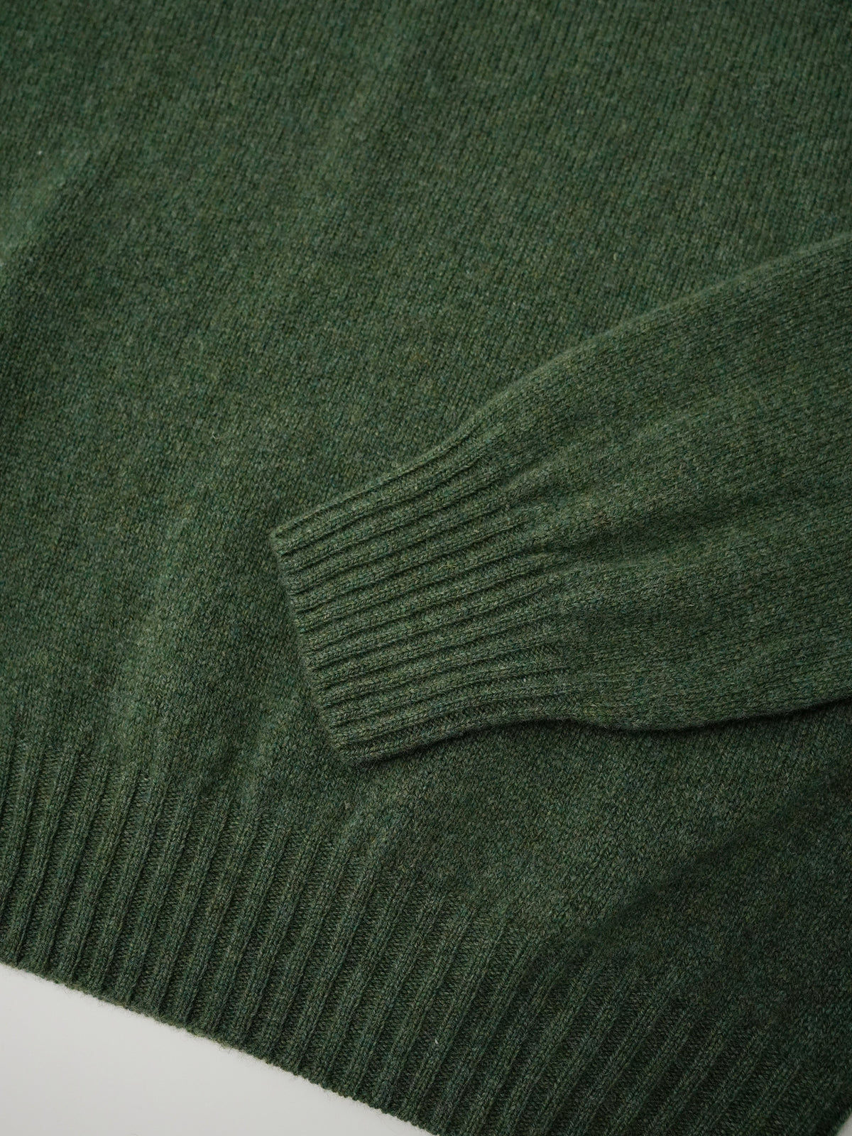 Moosgrüner Pullover mit Rundhals von Glenugie – Ansicht 2