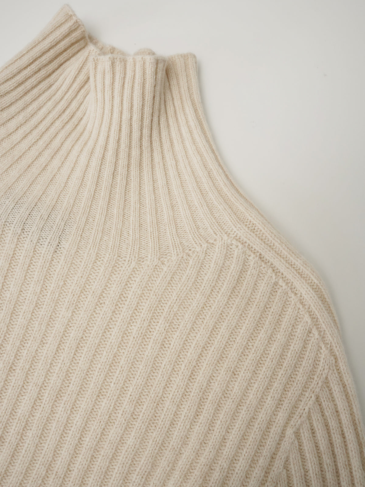 Cremefarbener Rippstrick-Pullover mit Stehkragen von Glenugie – Ansicht 4