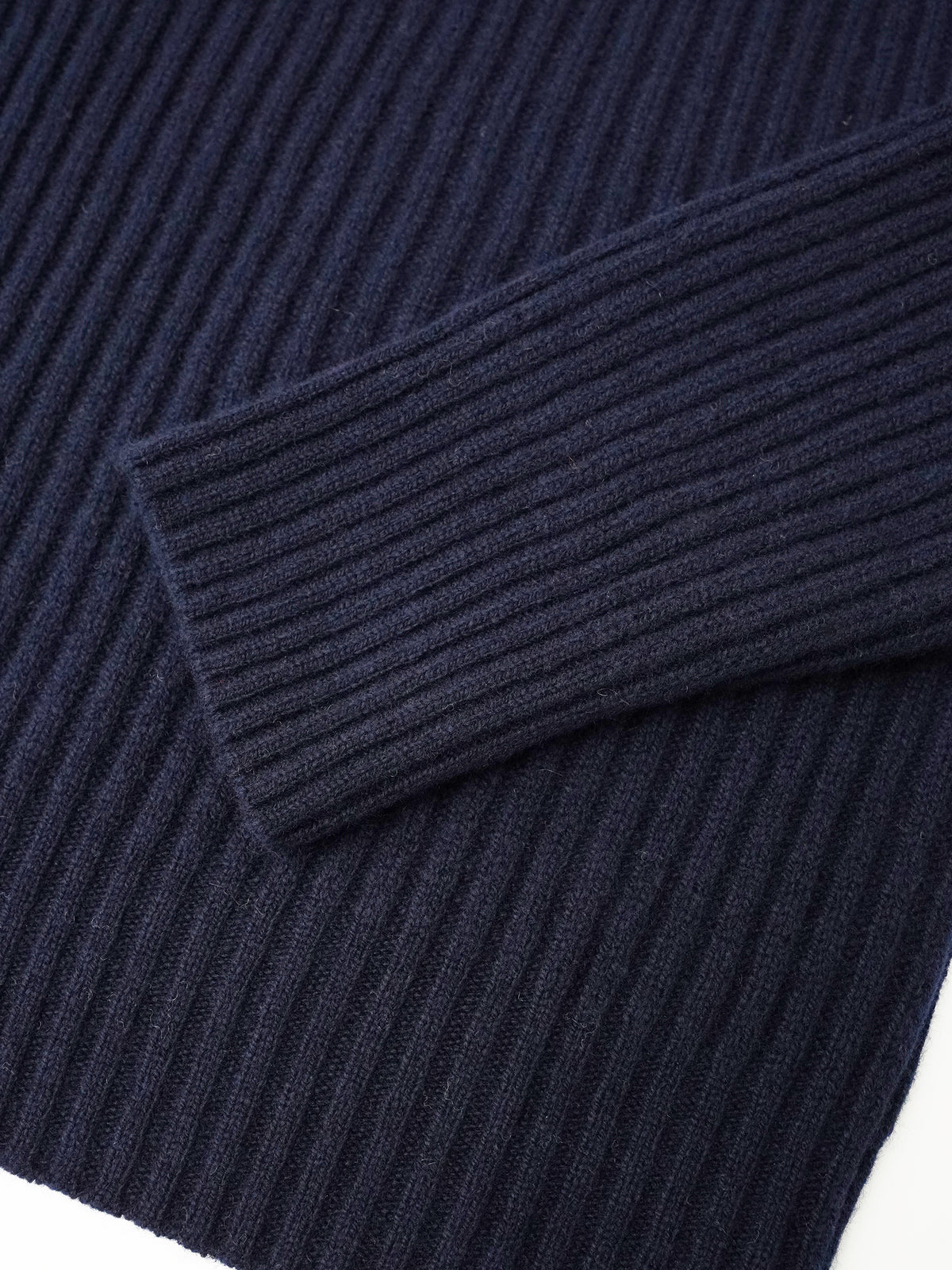 Dunkelblauer Rippstrick-Pullover mit Stehkragen von Glenugie – Ansicht 4