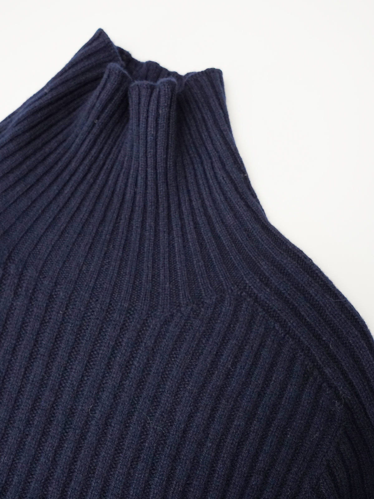 Dunkelblauer Rippstrick-Pullover mit Stehkragen von Glenugie – Ansicht 2
