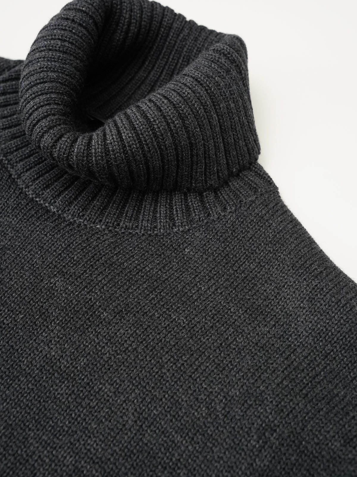 Anthrazitfarbener Rollkragenpullover von Slowear – Ansicht 2