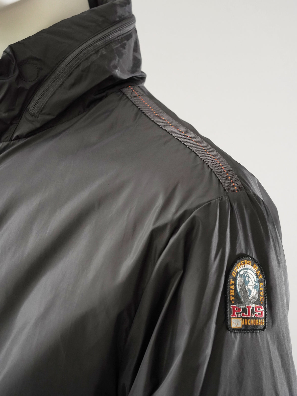 Anthrazitfarbener Bomber mit Stehkragen von Parajumpers – Ansicht 5