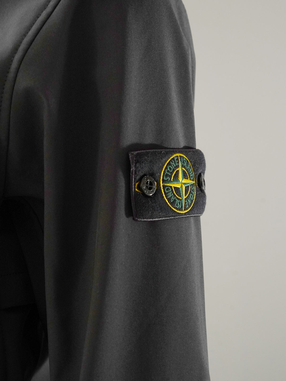 Schwarze Softshell-Jacke mit Kapuze von Stone Island – Ansicht 2