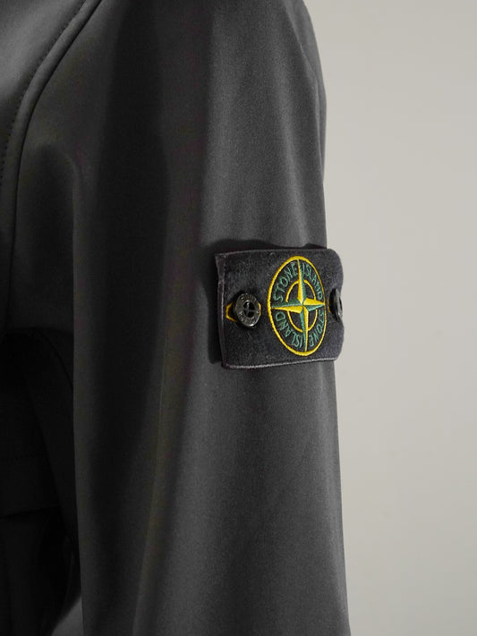 Schwarze Softshell-Jacke mit Kapuze von Stone Island – Ansicht 2