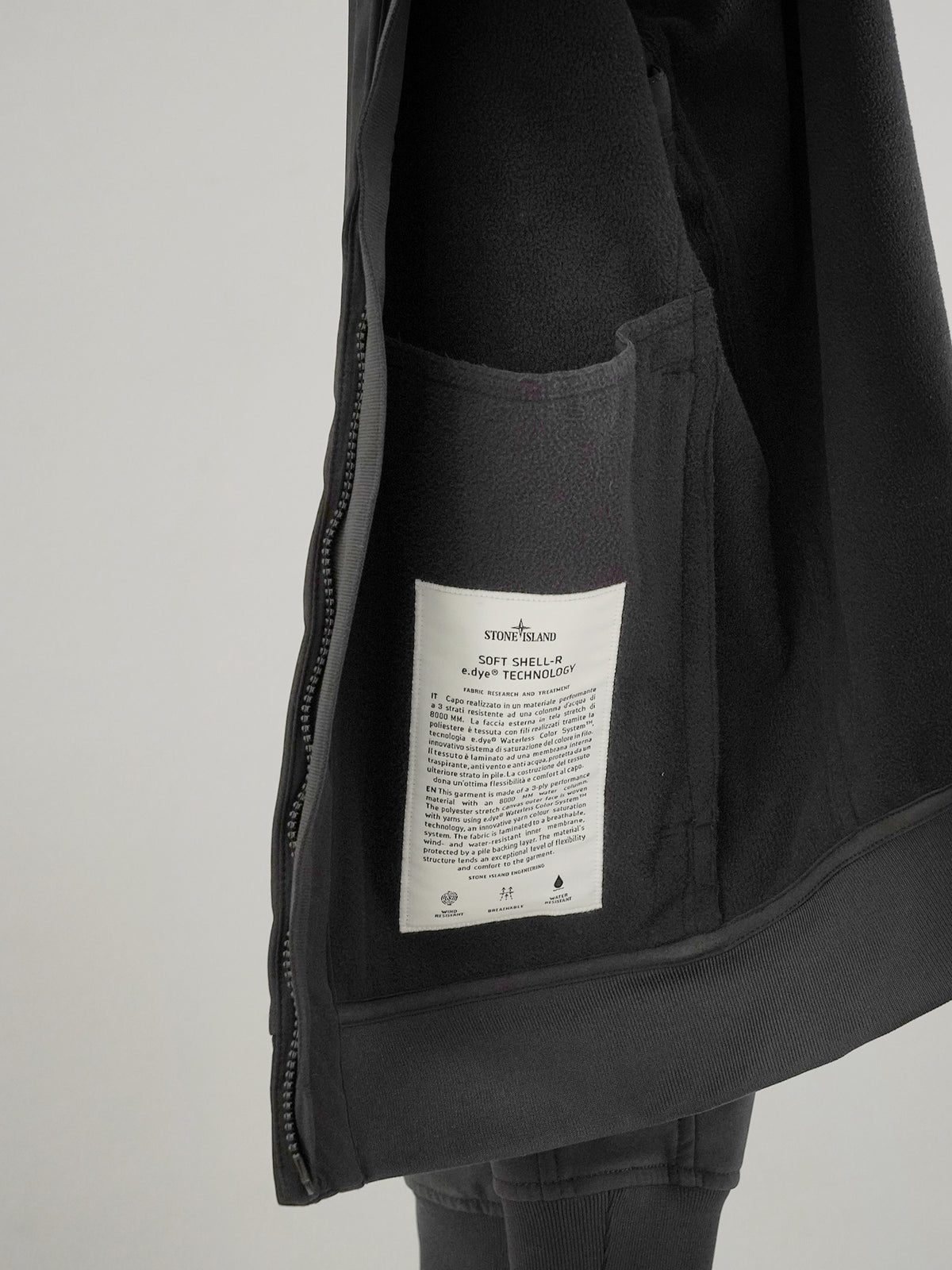 Schwarze Softshell-Jacke mit Kapuze von Stone Island – Ansicht 5