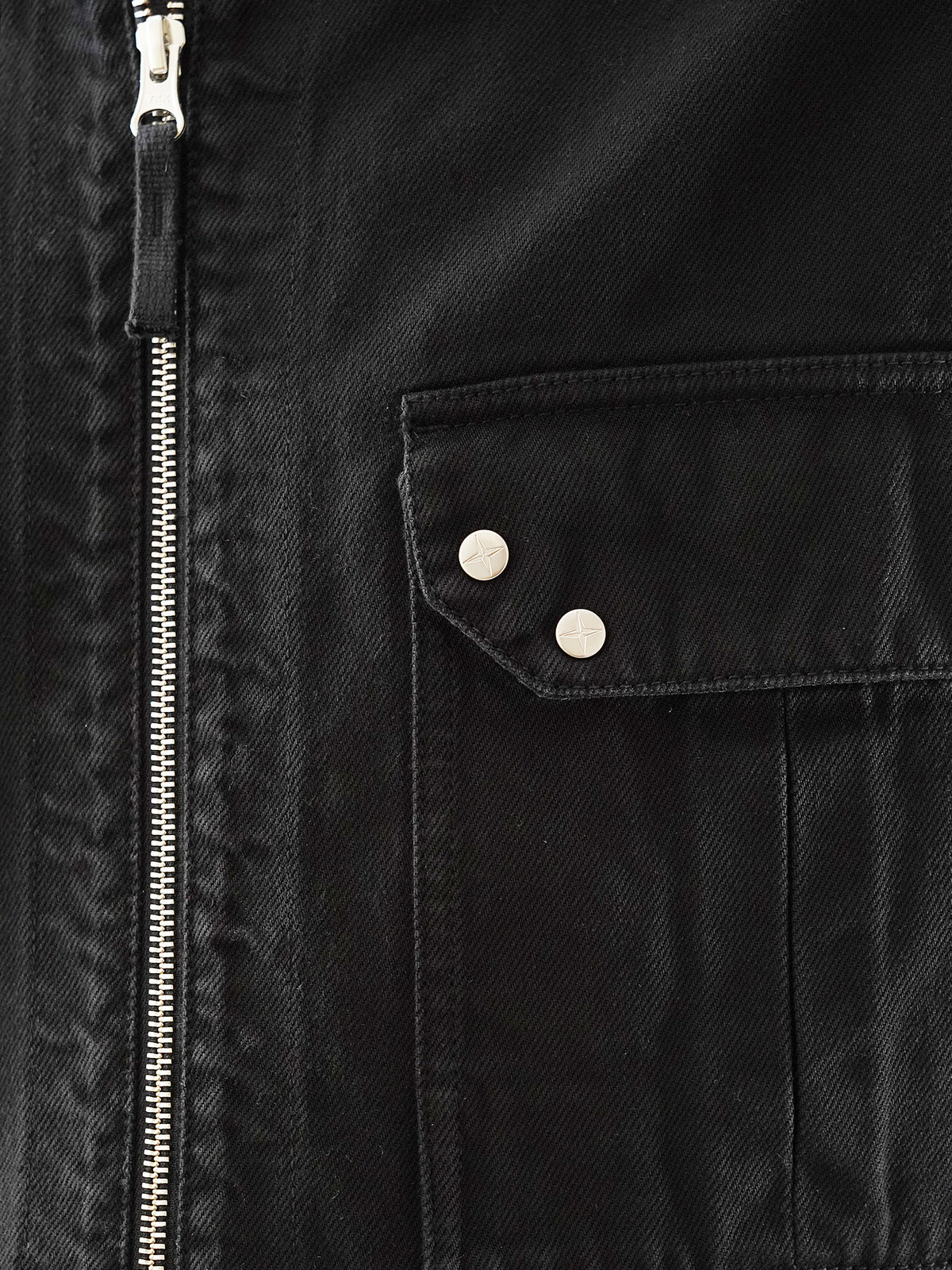 Schwarze Jeansjacke mit Zweiwege-Reißverschluss von Stone Island – Ansicht 2