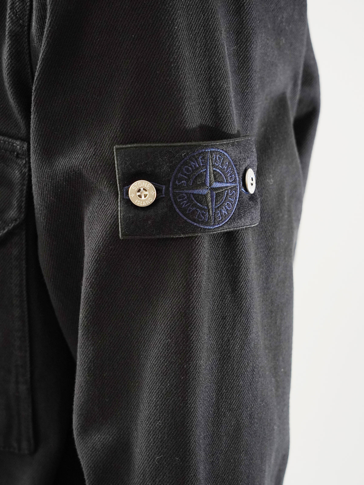 Schwarze Jeansjacke mit Zweiwege-Reißverschluss von Stone Island – Ansicht 4