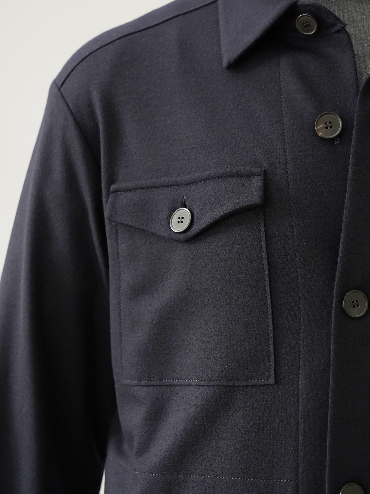 Dunkelblaues Overshirt aus Wolljersey von Harris Wharf London – Ansicht 2
