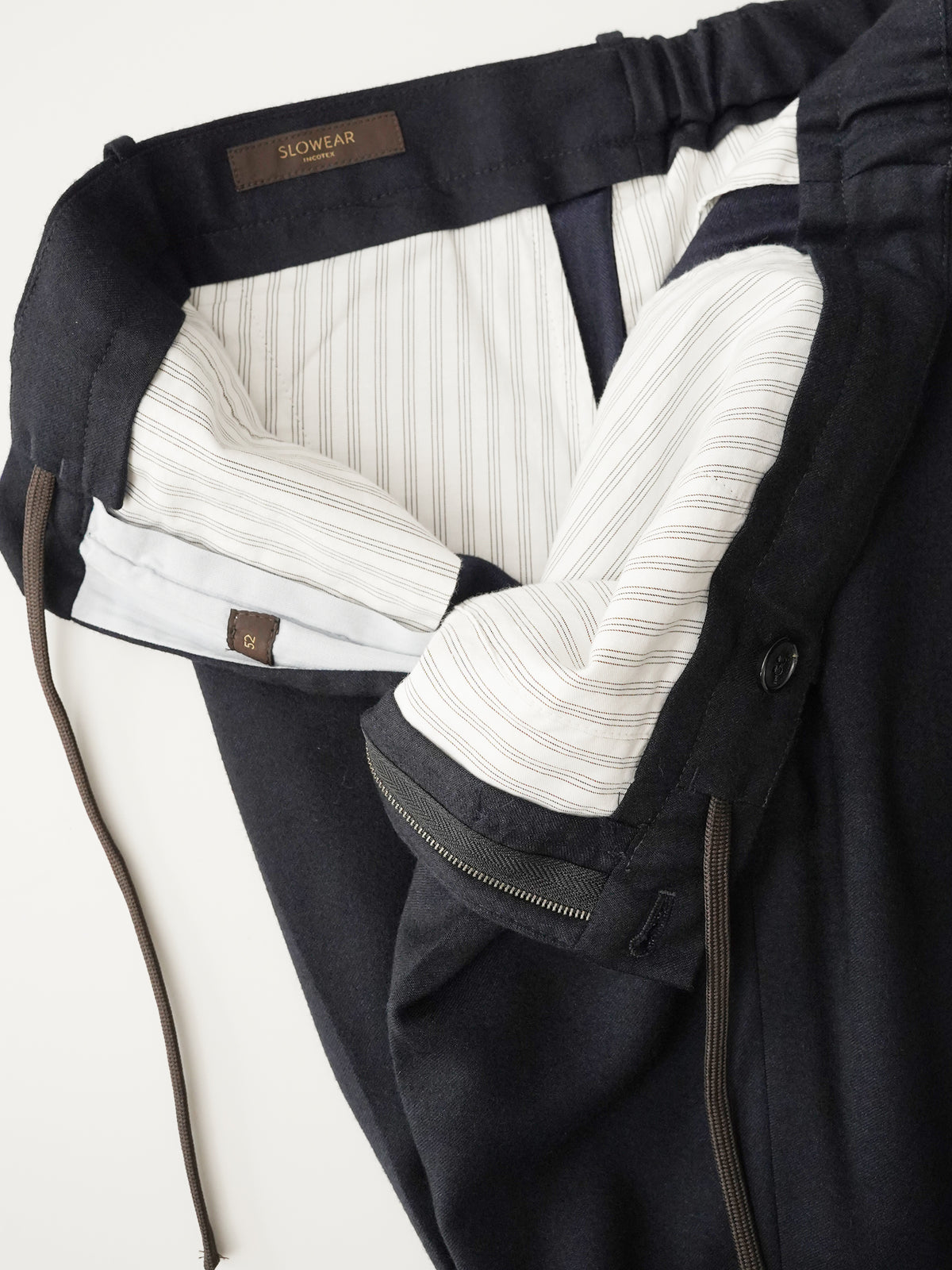 Dunkelblaue Hose mit Gummi- und Kordelzug von Slowear – geöffneter Bund mit Kordelzug und gestreiftem Futter