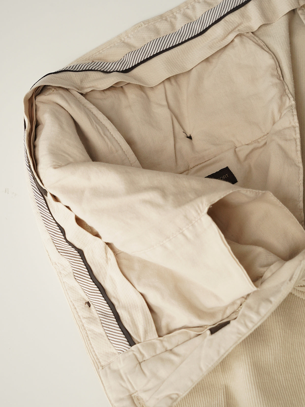 Beigefarbene Cordhose mit Bügelfalte von Slowear – geöffneter Bund mit Innenverarbeitung