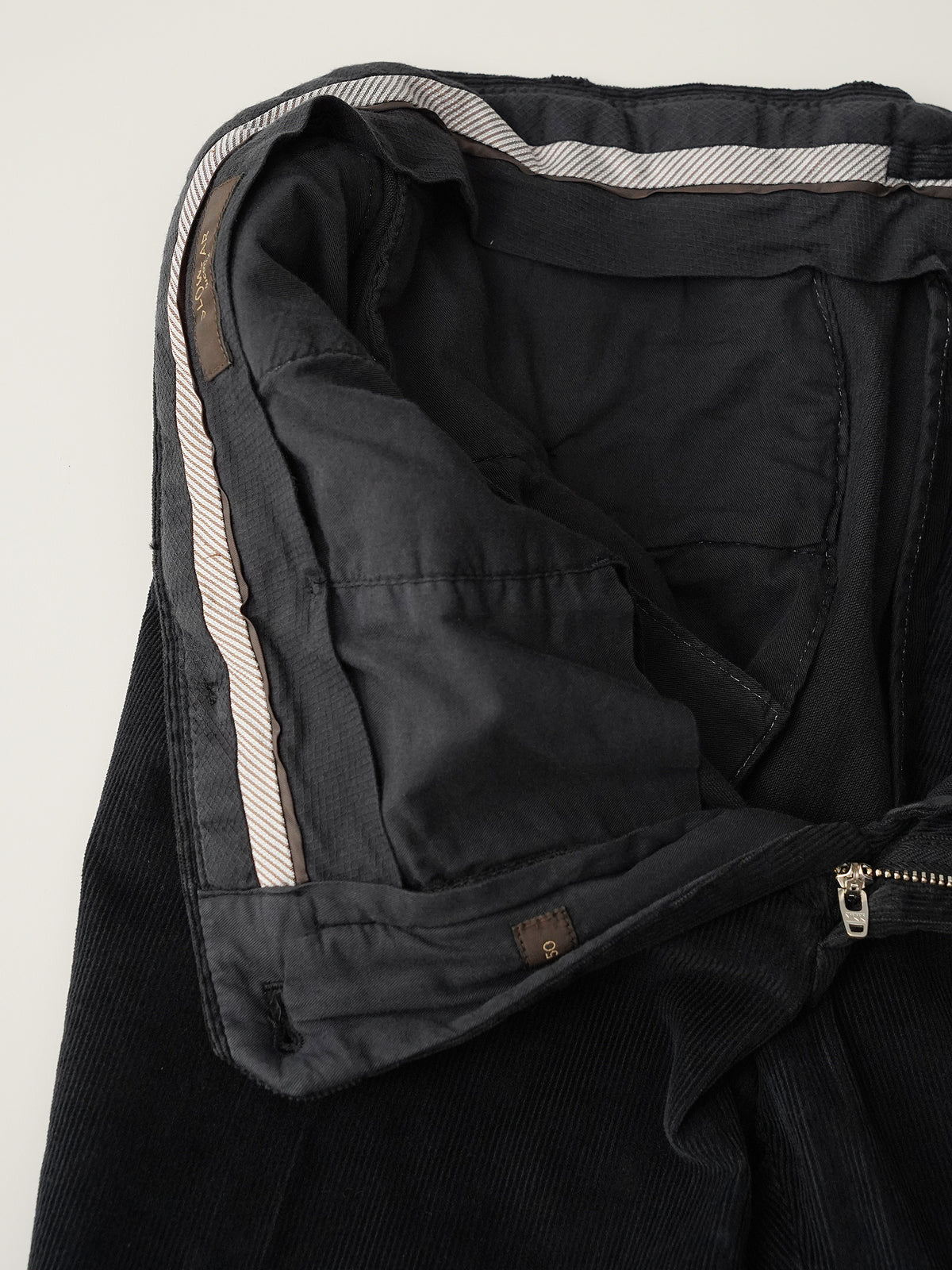 Nachtblaue Cordhose mit Bügelfalte von Slowear – geöffneter Bund mit Innenverarbeitung