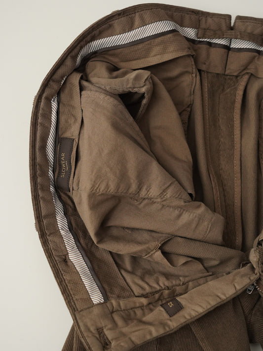 Haselnussbraune Cordhose mit Bügelfalte von Slowear – geöffneter Bund mit Innenverarbeitung