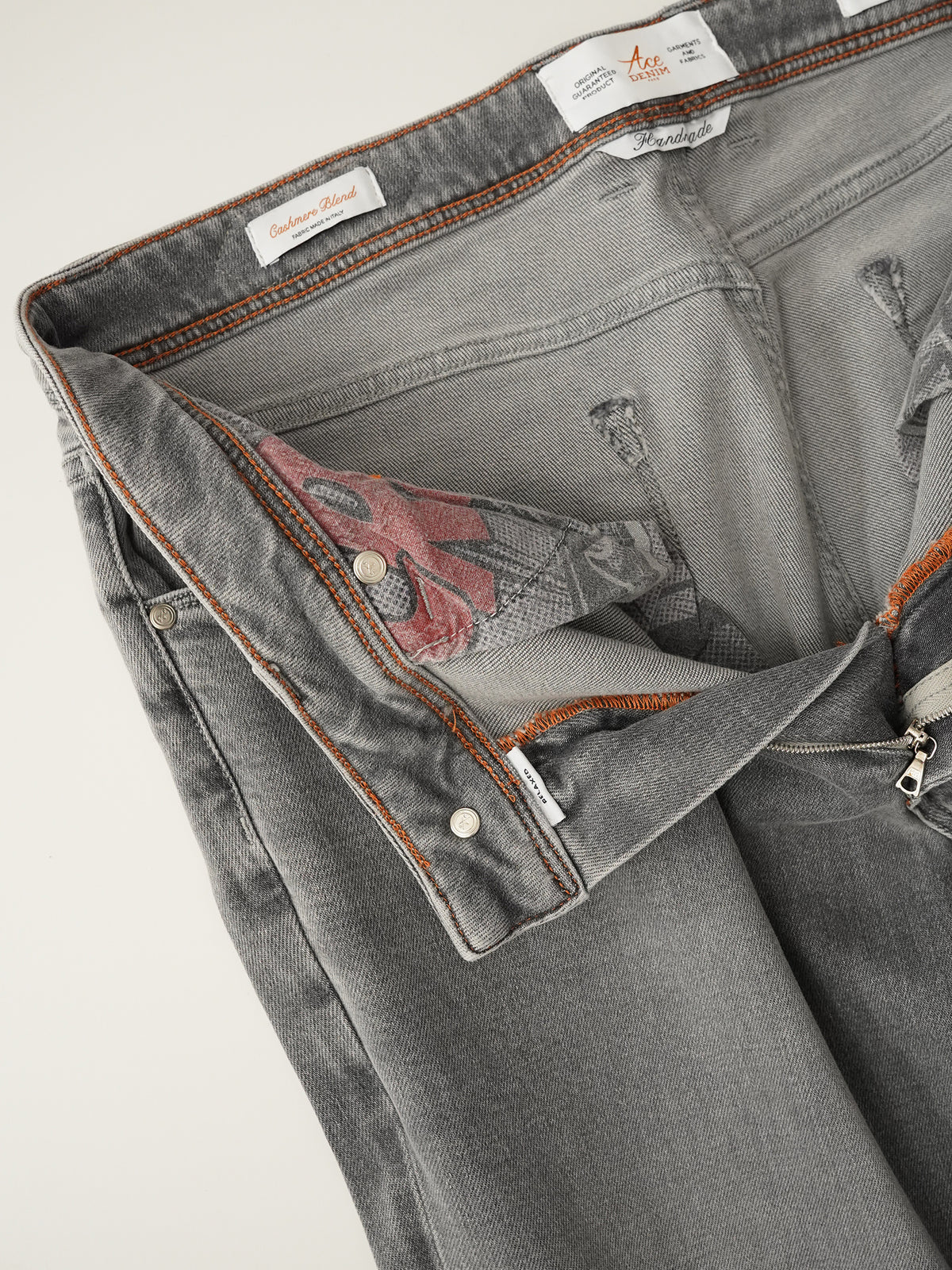 Graue Jeans mit Kaschmir-Anteil von Ace Denim – geöffneter Bund mit bedrucktem Taschenfutter
