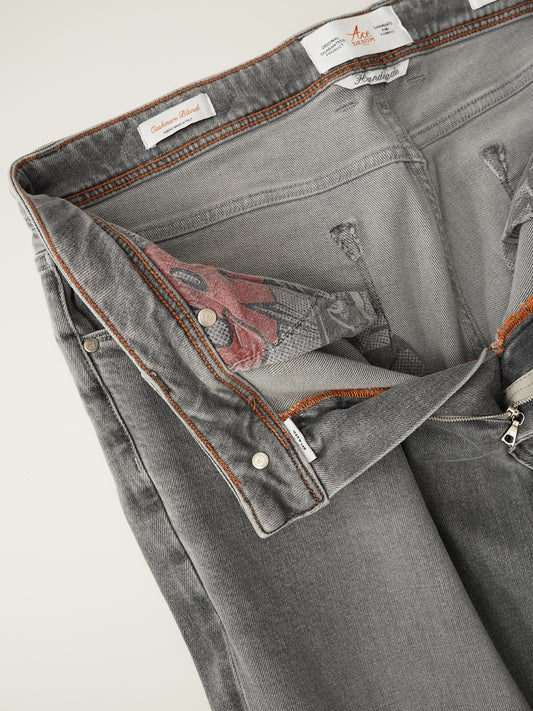 Graue Jeans mit Kaschmir-Anteil von Ace Denim – geöffneter Bund mit bedrucktem Taschenfutter