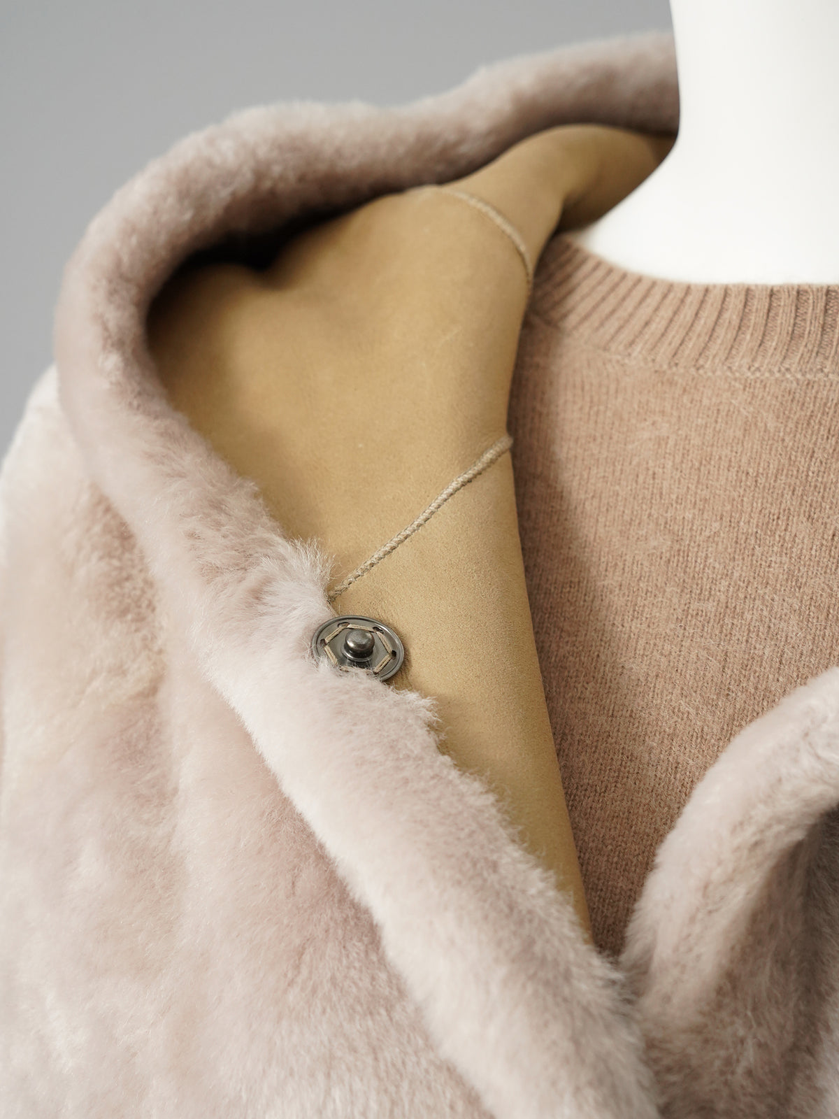 Camelfarbene wendbare Lammfelljacke mit Kapuze von Werner Christ – Ansicht 3