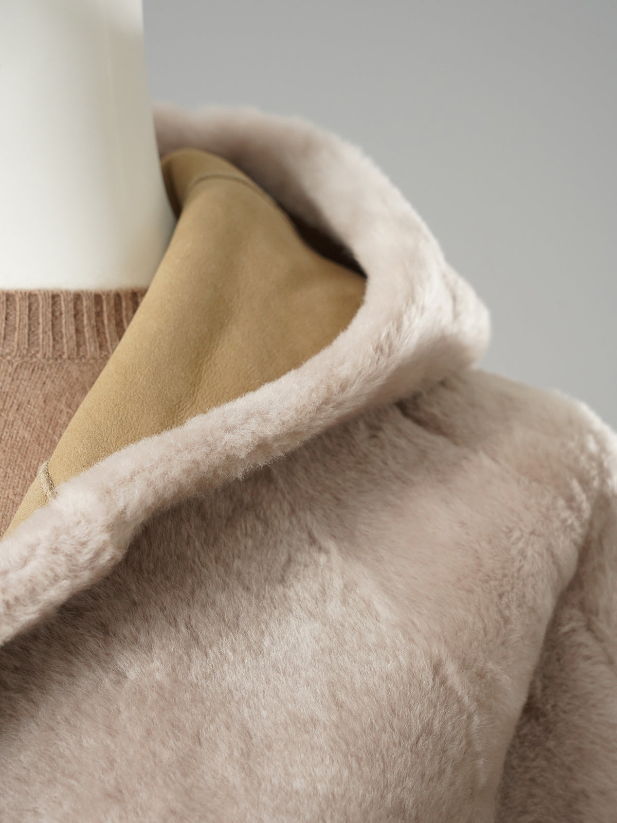 Camelfarbene wendbare Lammfelljacke mit Kapuze von Werner Christ – Ansicht 5