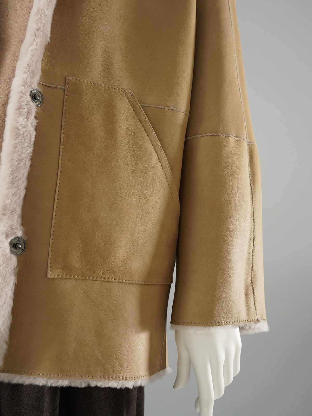 Camelfarbene wendbare Lammfelljacke mit Kapuze von Werner Christ – Ansicht 8