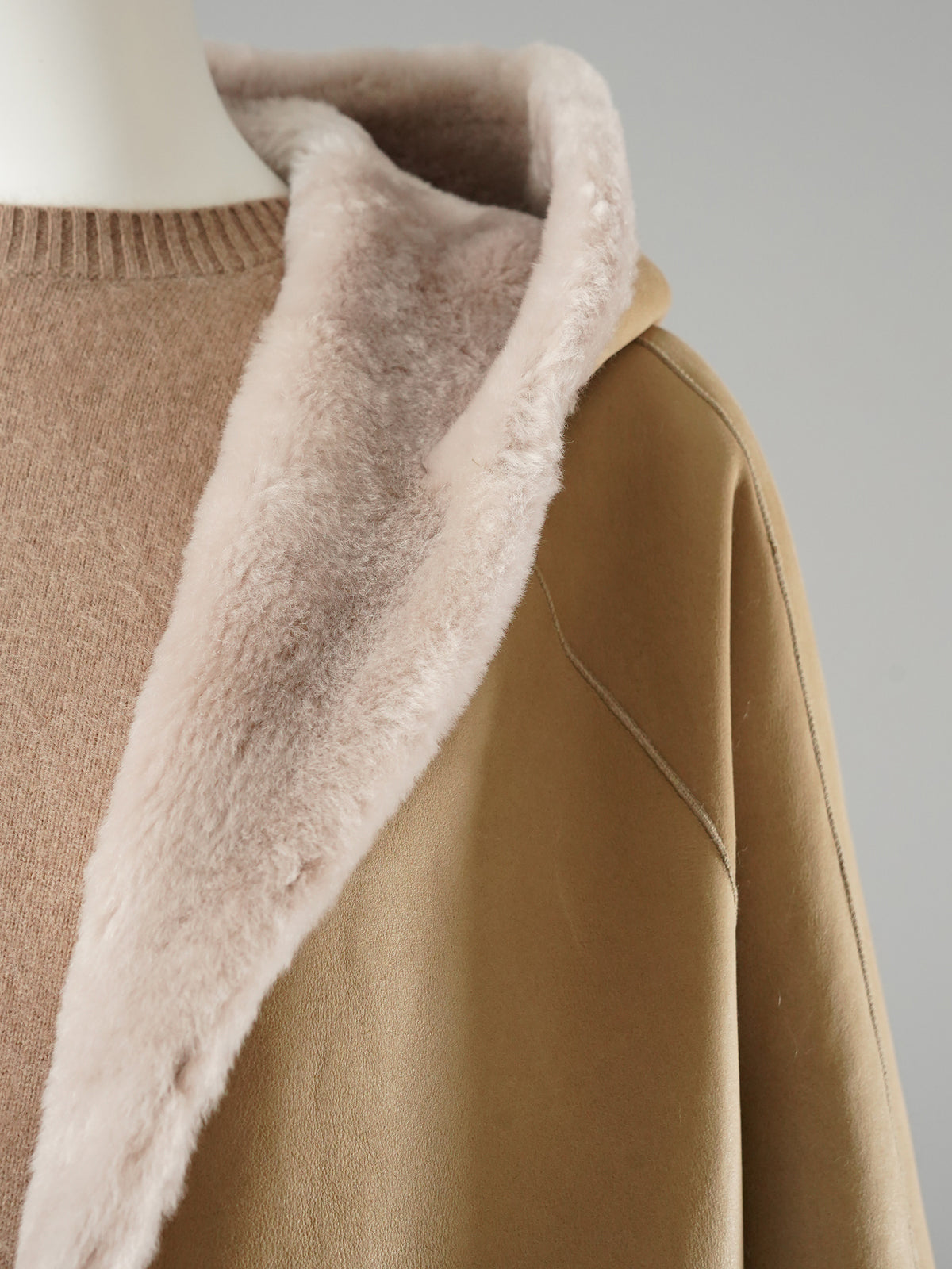 Camelfarbene wendbare Lammfelljacke mit Kapuze von Werner Christ – Ansicht 9