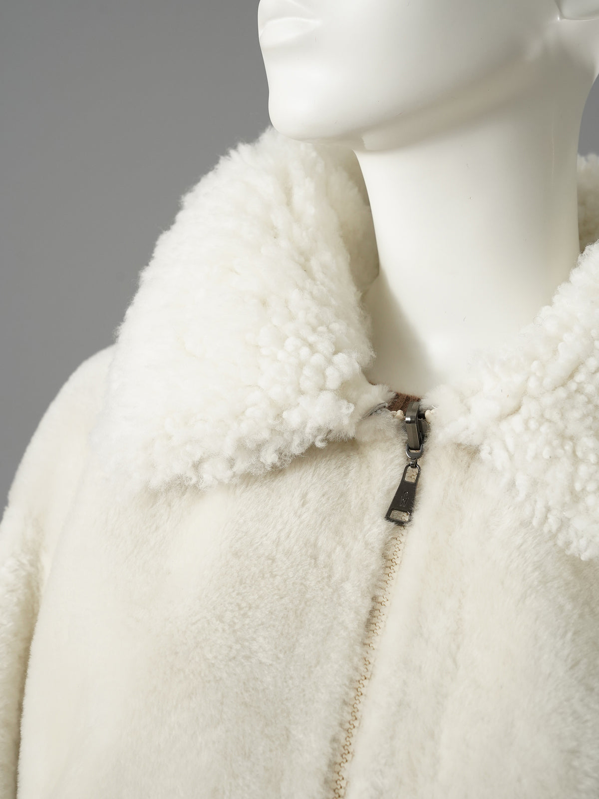 Wendbare Lammfelljacke in Wollweiß mit Reißverschluss von Werner Christ – Ansicht 3