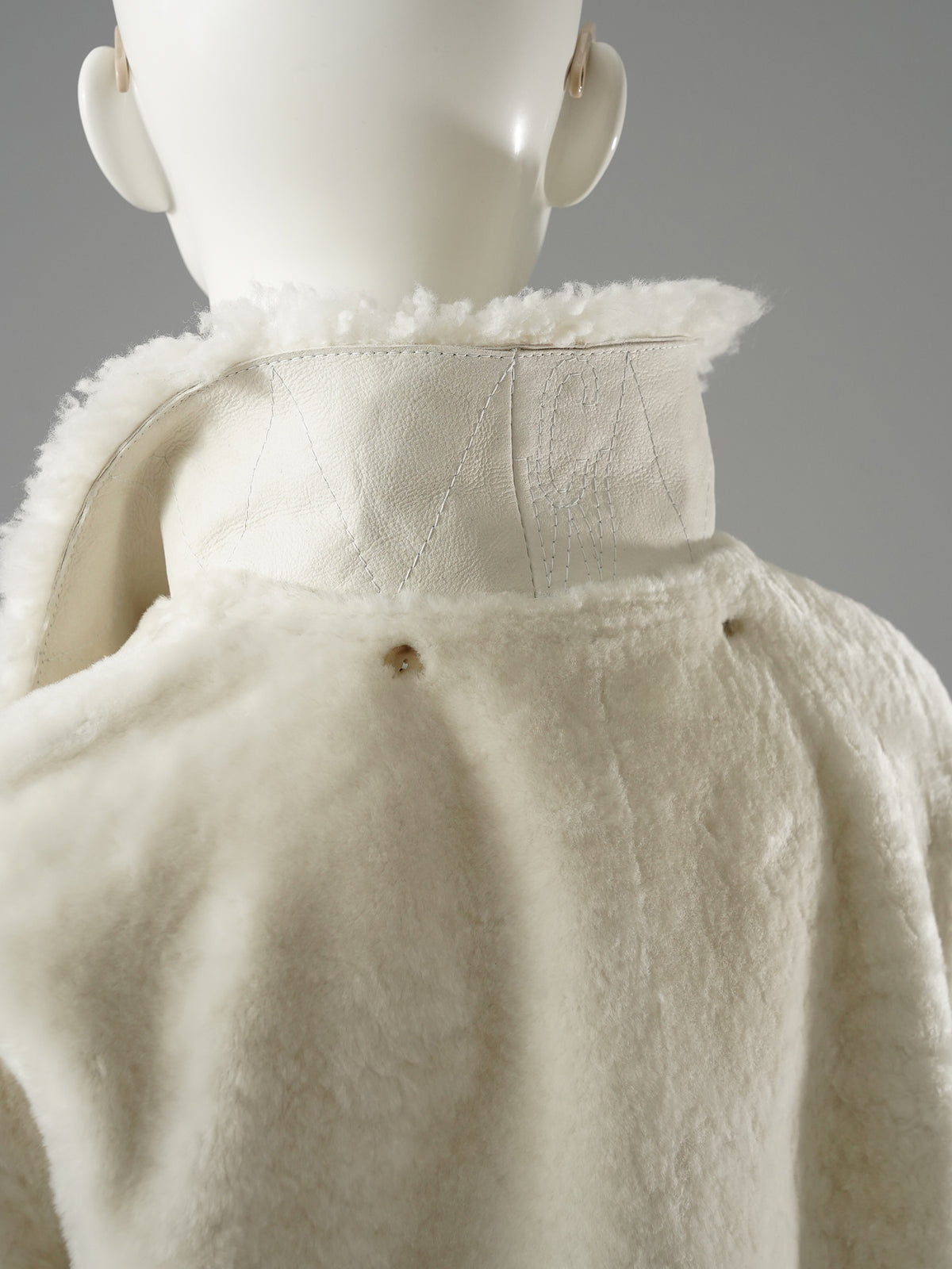 Wendbare Lammfelljacke in Wollweiß mit Reißverschluss von Werner Christ – Ansicht 8