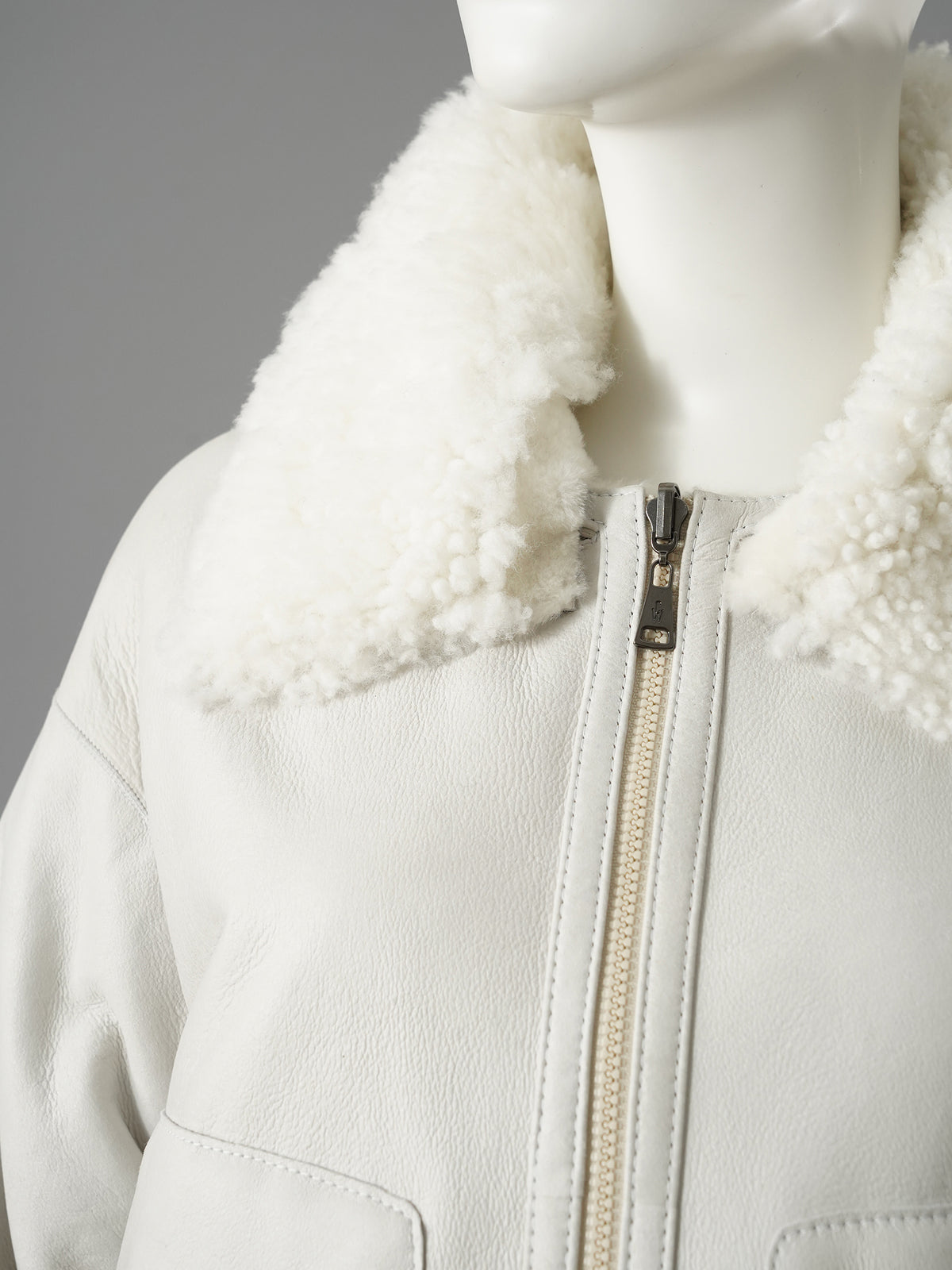 Wendbare Lammfelljacke in Wollweiß mit Reißverschluss von Werner Christ – Ansicht 11