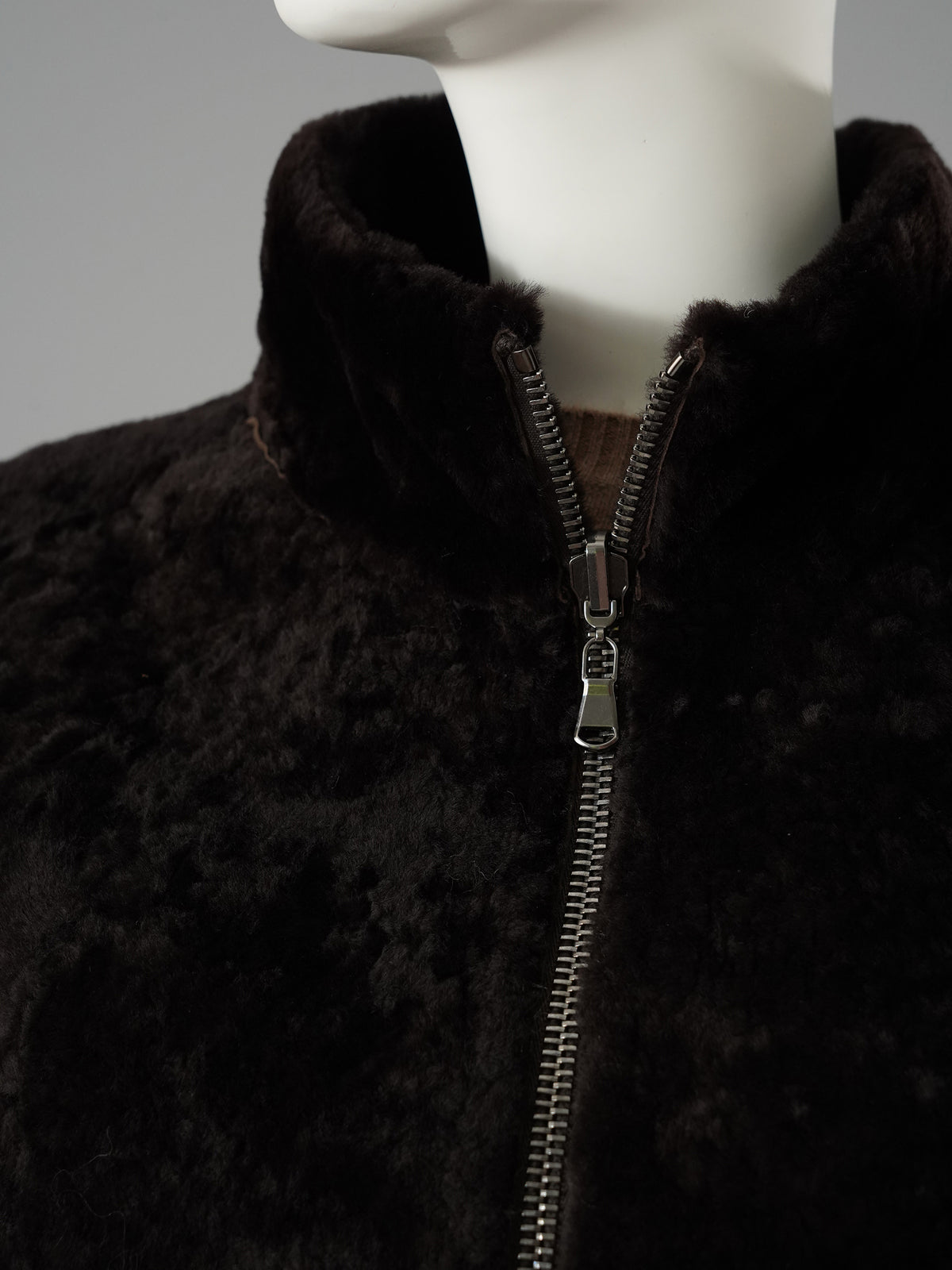 Dunkelbraune wendbare Lammfelljacke mit Stehkragen von Werner Christ – Ansicht 3