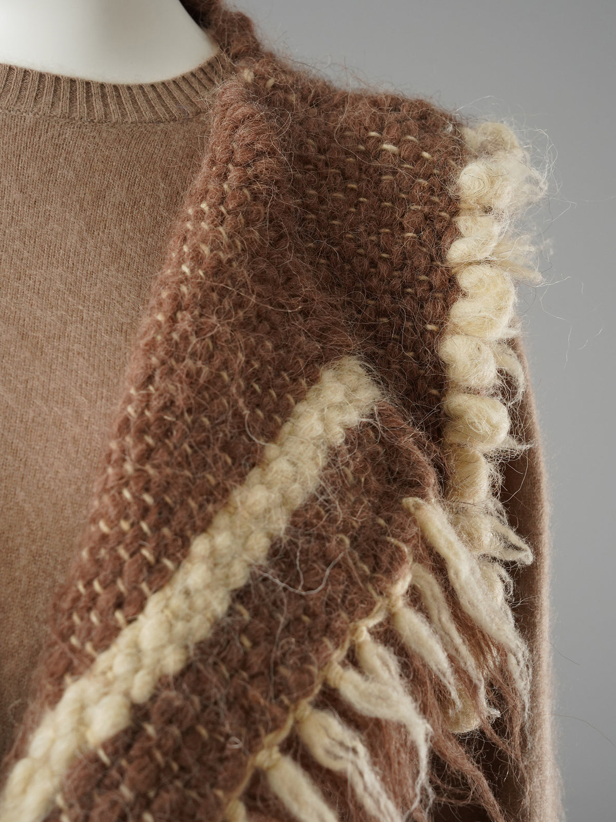 Taupefarbene handgewebte Wollweste mit Fransen von Carpatka – Ansicht 2
