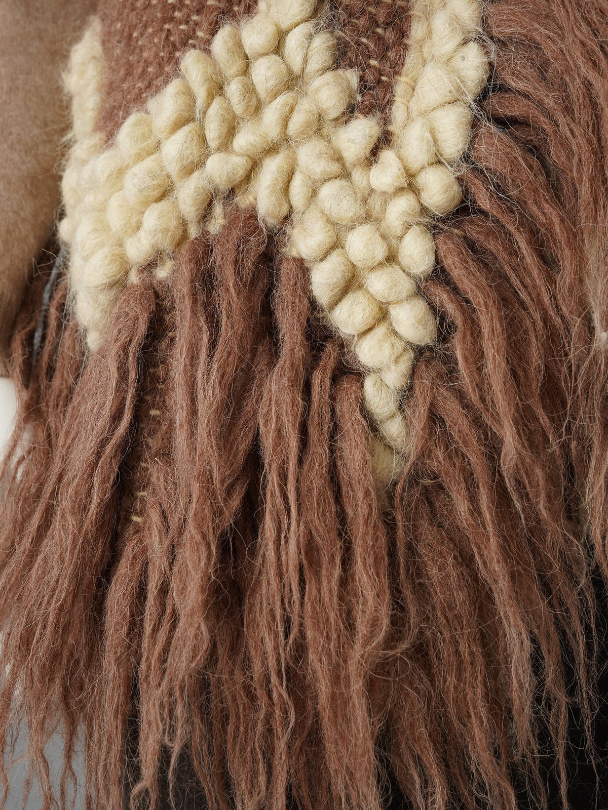Taupefarbene handgewebte Wollweste mit Fransen von Carpatka – Ansicht 6