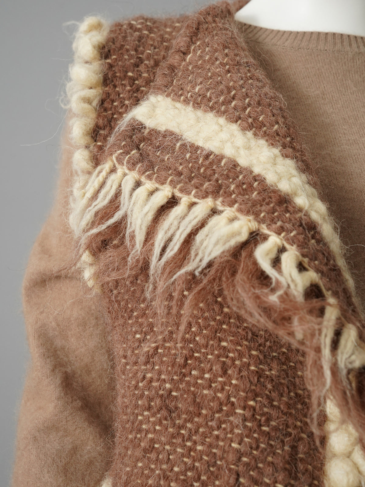 Taupefarbene handgewebte Wollweste mit Fransen von Carpatka – Ansicht 7