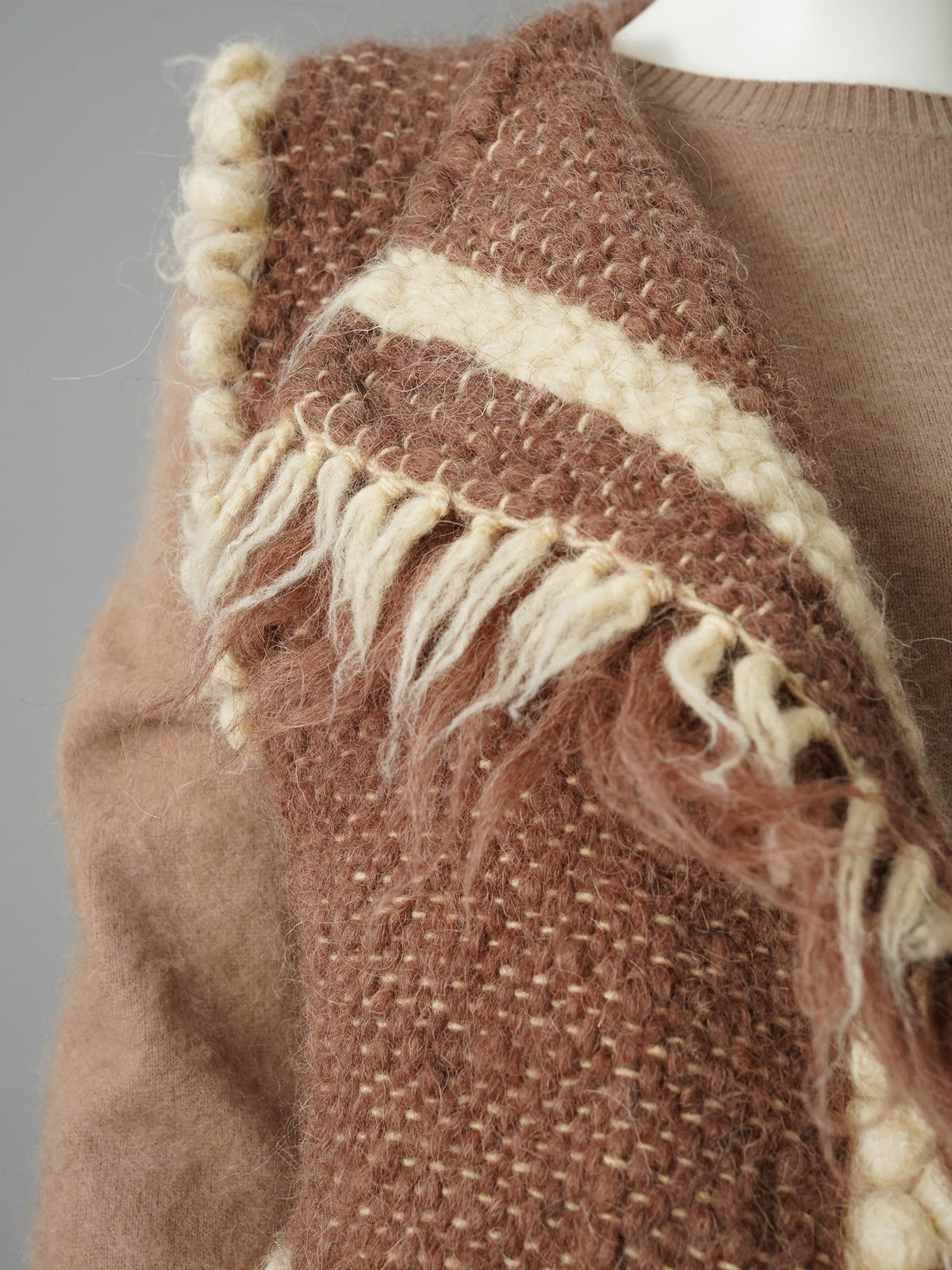 Taupefarbene handgewebte Wollweste mit Fransen von Carpatka – Ansicht 7