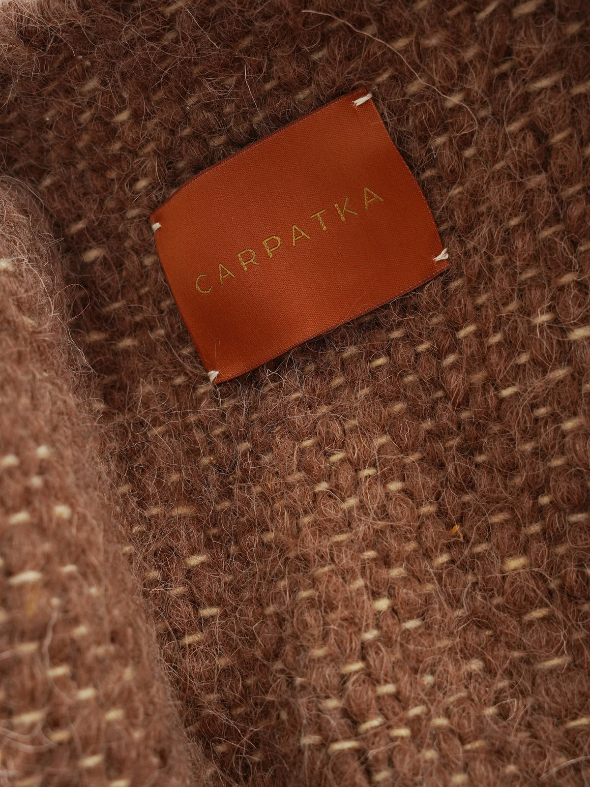 Taupefarbene handgewebte Wollweste mit Fransen von Carpatka – Ansicht 3
