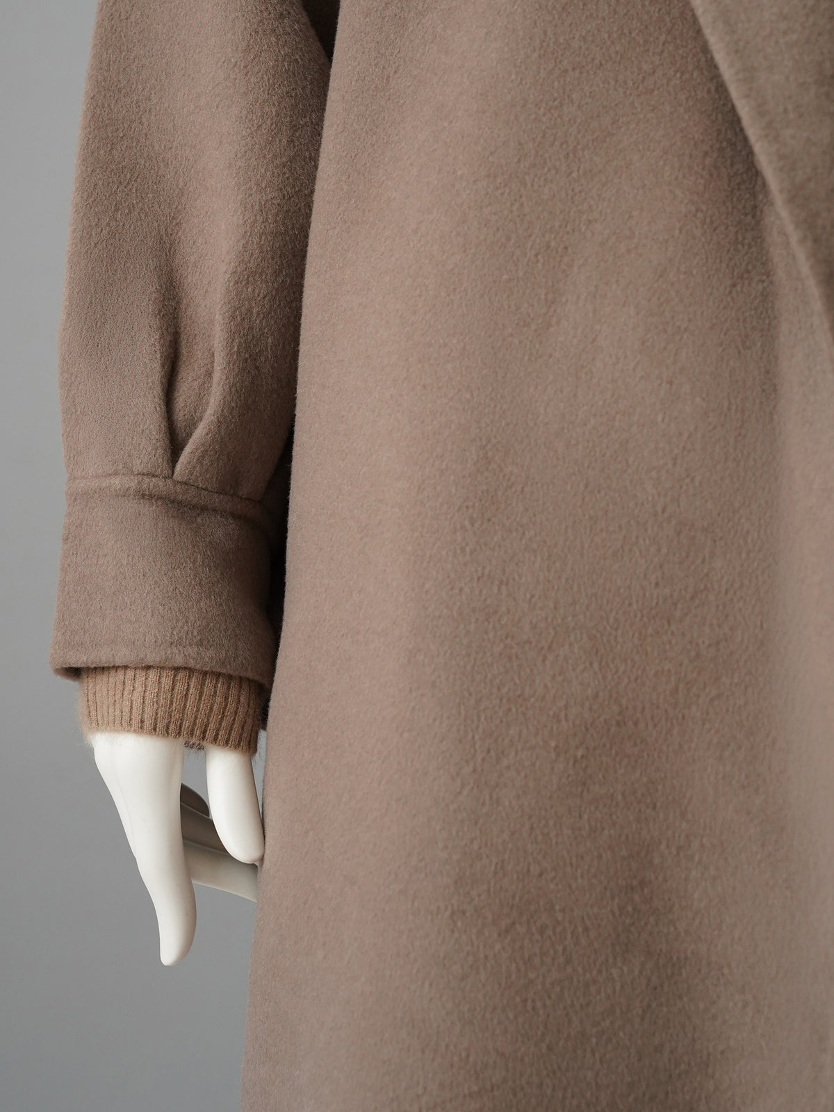 Taupefarbener Oversize-Mantel mit Bindegürtel von SoSue – Ansicht 4