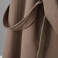 Taupefarbener Oversize-Mantel mit Bindegürtel von SoSue – Ansicht 5