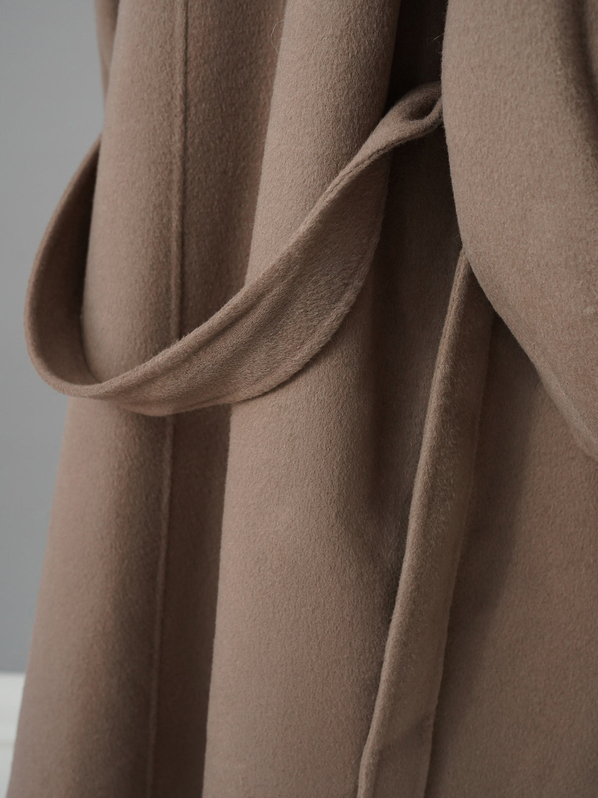Taupefarbener Oversize-Mantel mit Bindegürtel von SoSue – Ansicht 5