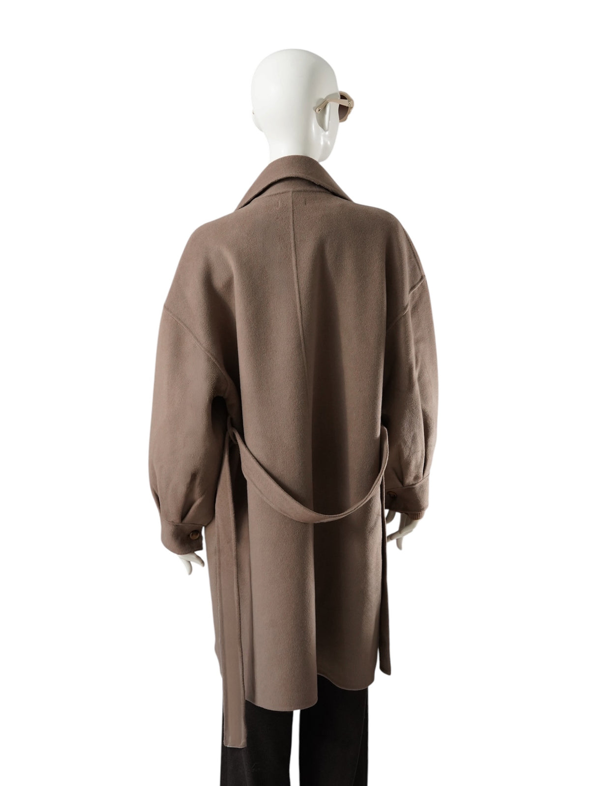 Taupefarbener Oversize-Mantel mit Bindegürtel von SoSue – Ansicht 3