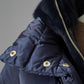 Marineblaue Daunenjacke mit flauschiger Kapuze von Herno – Ansicht 2