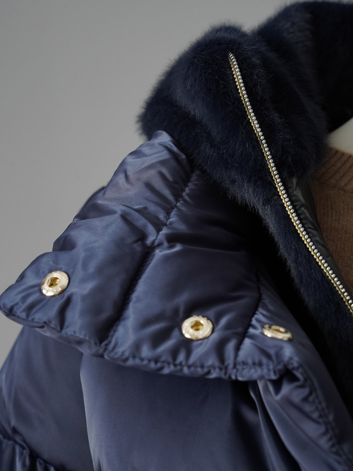 Marineblaue Daunenjacke mit flauschiger Kapuze von Herno – Ansicht 2