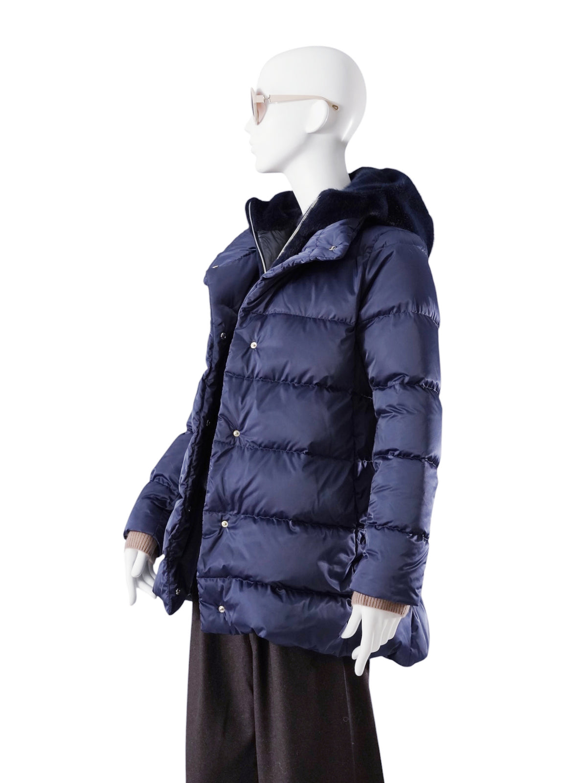 Marineblaue Daunenjacke mit flauschiger Kapuze von Herno – Ansicht 5