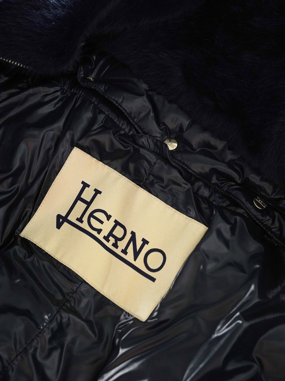 Marineblaue Daunenjacke mit flauschiger Kapuze von Herno – Ansicht 4