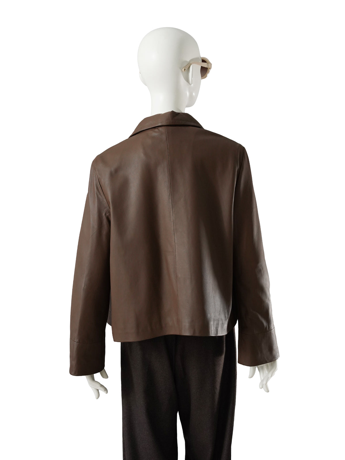 Dunkelbraune kurze Lederjacke mit Hemdkragen von Studio AR – Ansicht 4