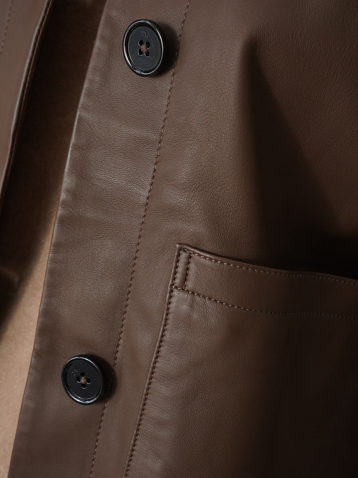 Dunkelbraune kurze Lederjacke mit Hemdkragen von Studio AR – Ansicht 5