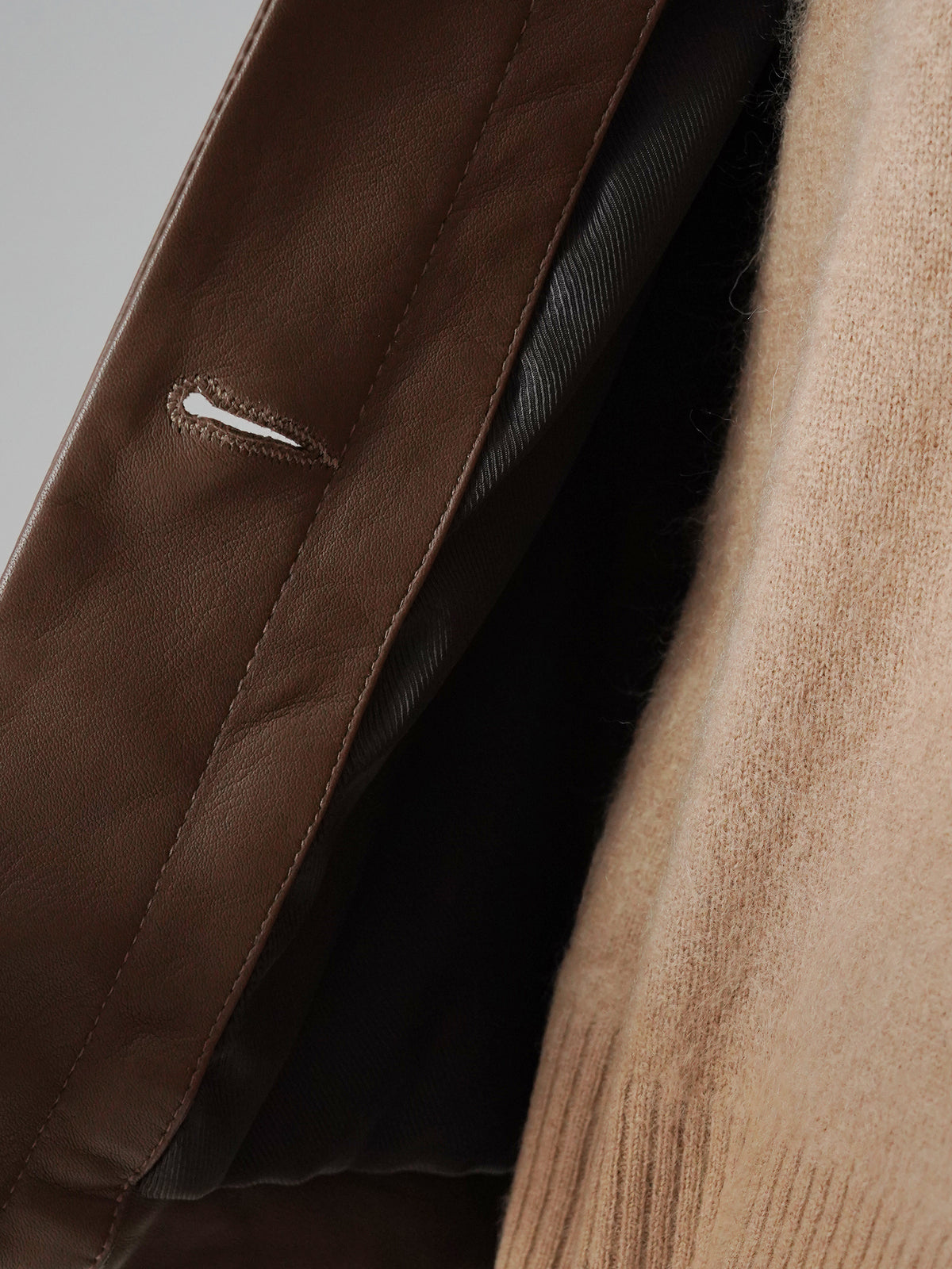 Dunkelbraune kurze Lederjacke mit Hemdkragen von Studio AR – Ansicht 6
