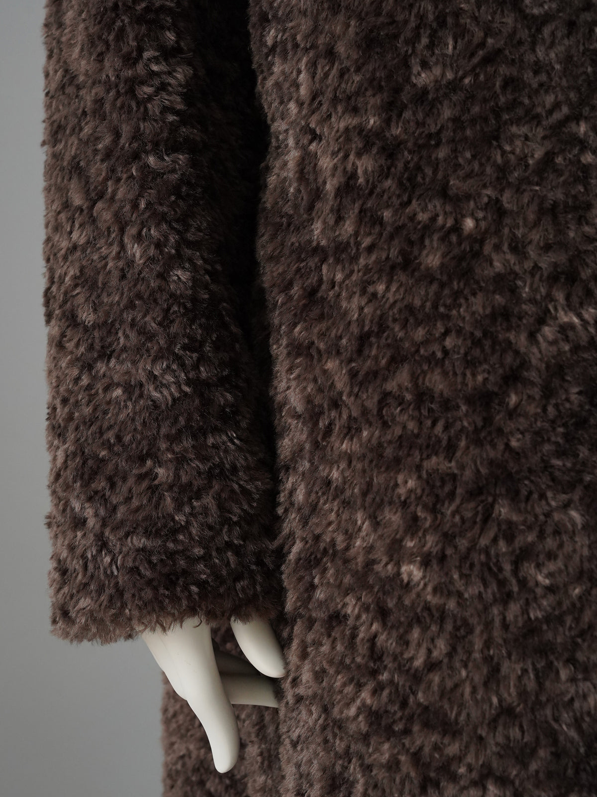 Schokobrauner Mantel aus lockigem Webpelz von Herno – Ansicht 3