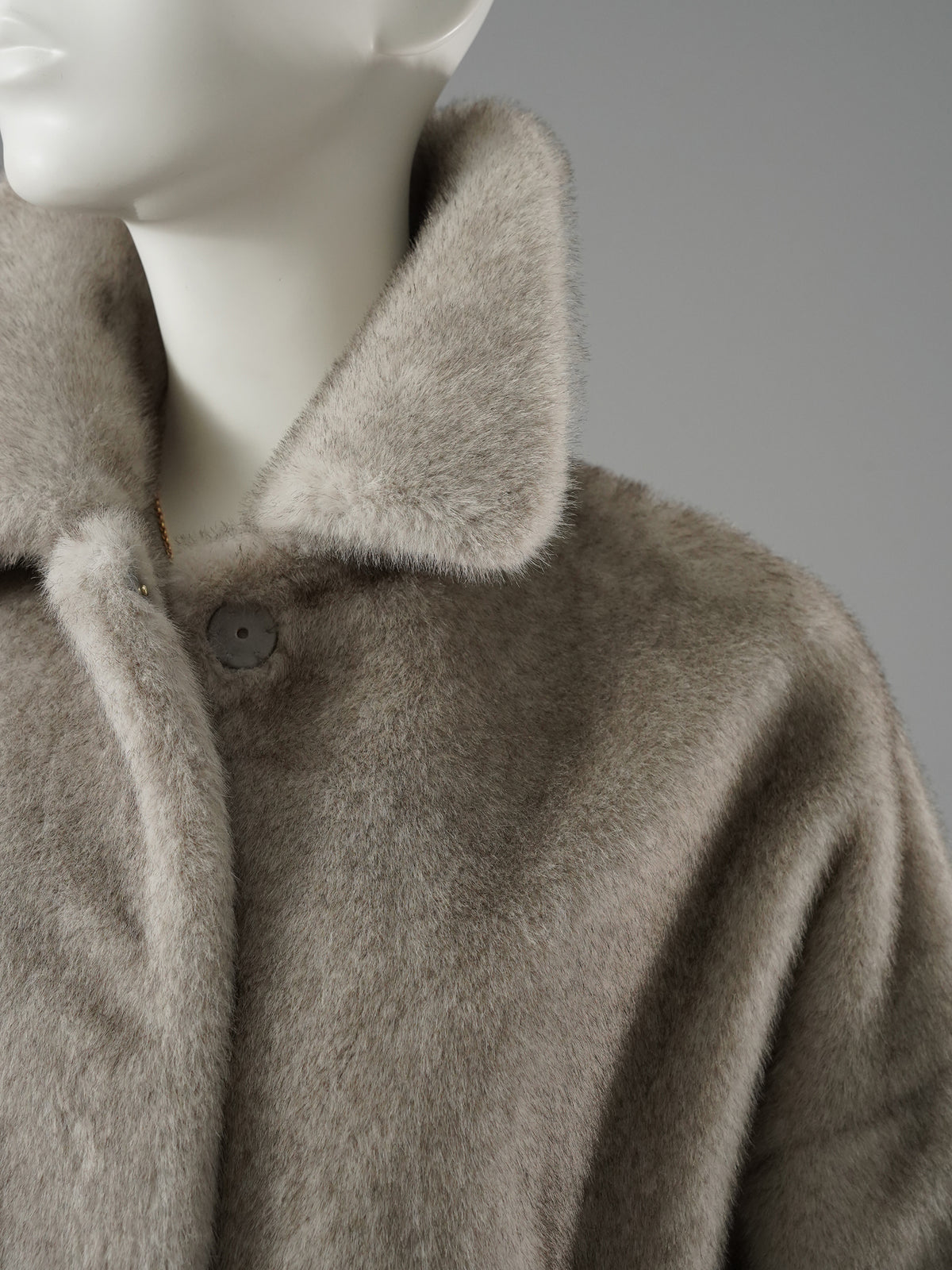 Perlgraue Webpelzjacke mit Hemdkragen von Herno – Ansicht 2