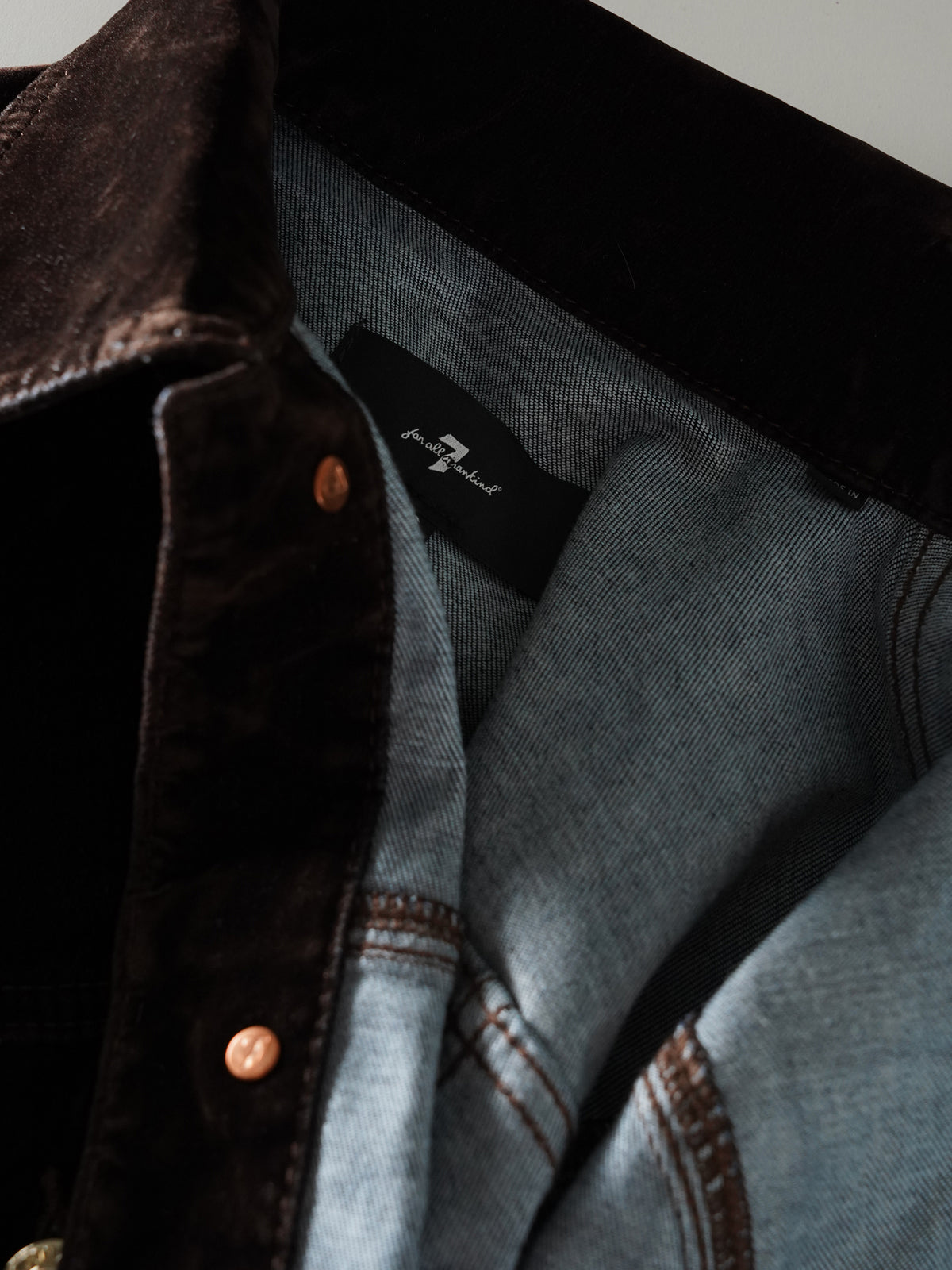 Dunkelbraune Jeansjacke mit Samtoptik von 7 For All Mankind – Ansicht 6