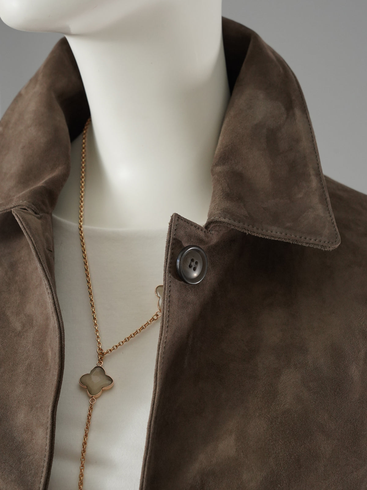 Graubraune kurze Jacke aus Ziegenvelours von Studio AR – Ansicht 2