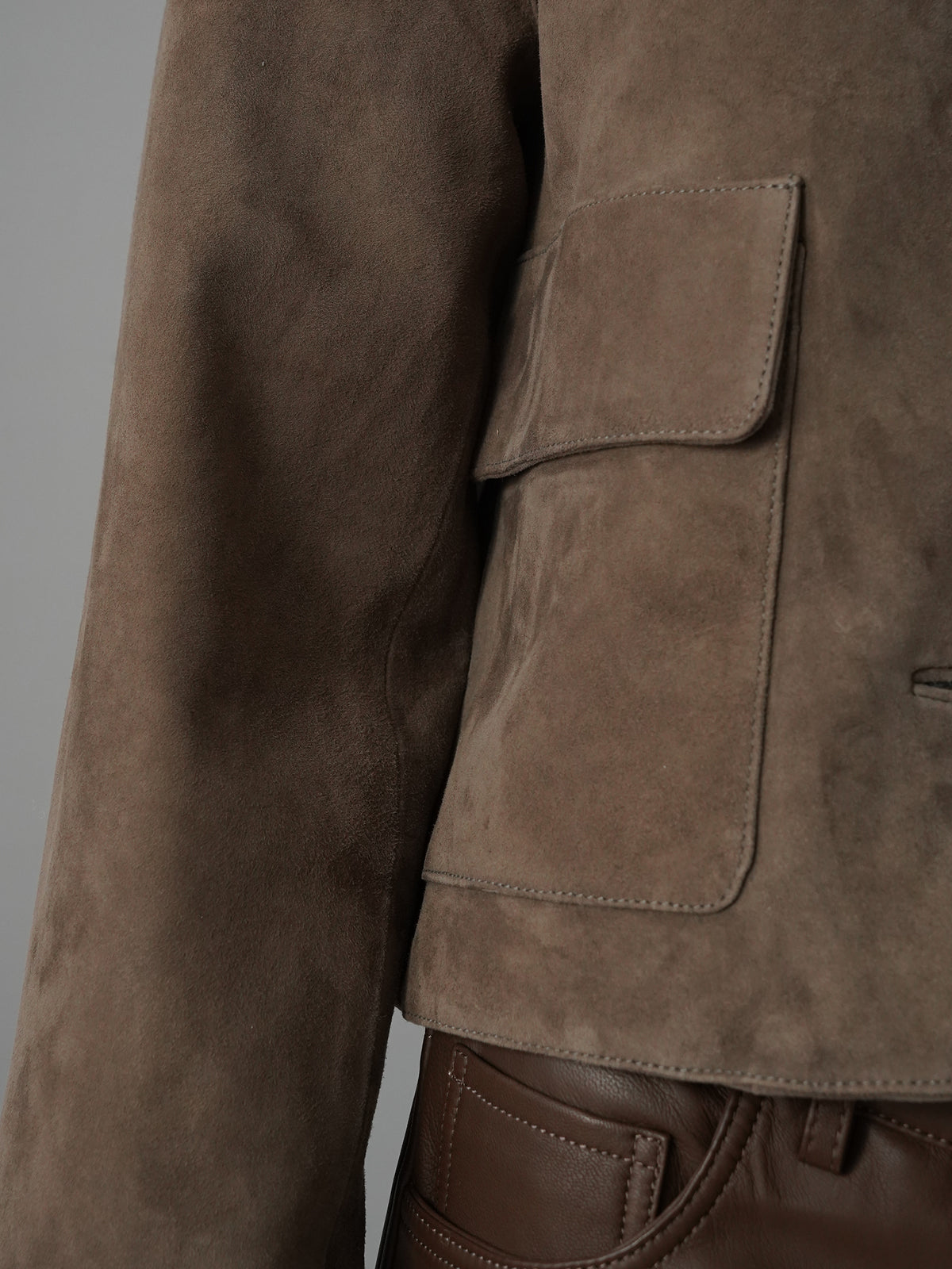 Graubraune kurze Jacke aus Ziegenvelours von Studio AR – Ansicht 4