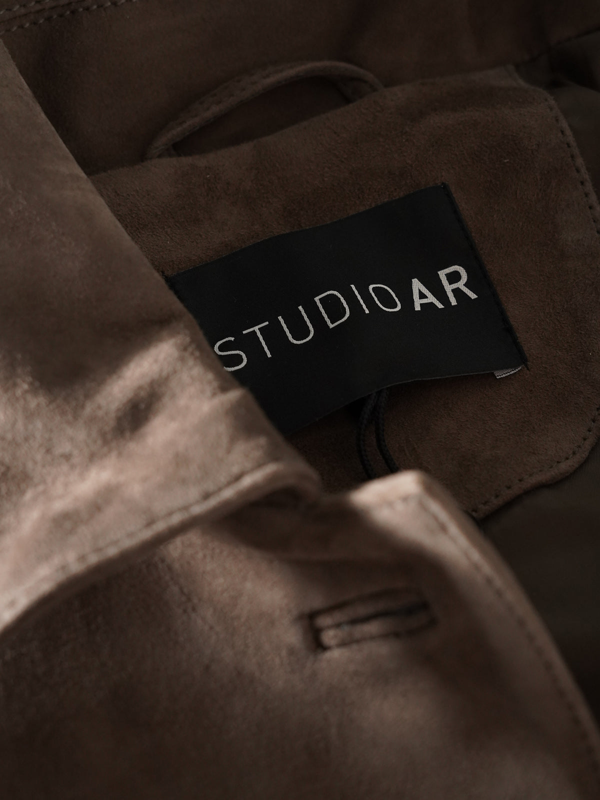 Graubraune kurze Jacke aus Ziegenvelours von Studio AR – Ansicht 5