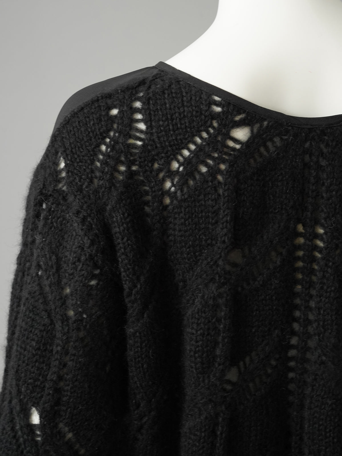 Schwarzer Grobstrickpullover mit Spitze und Satin von Maurizio Mykonos – Ansicht 2